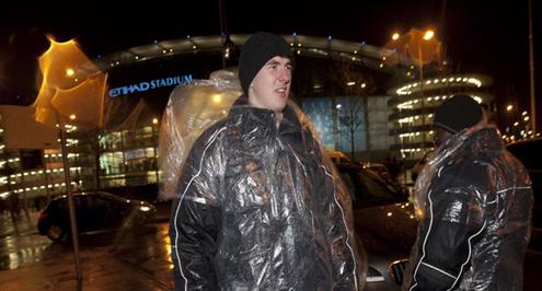 الرياح تضرب ملعب الاتحاد وتؤجل مباراة السيتي وسندرلاند